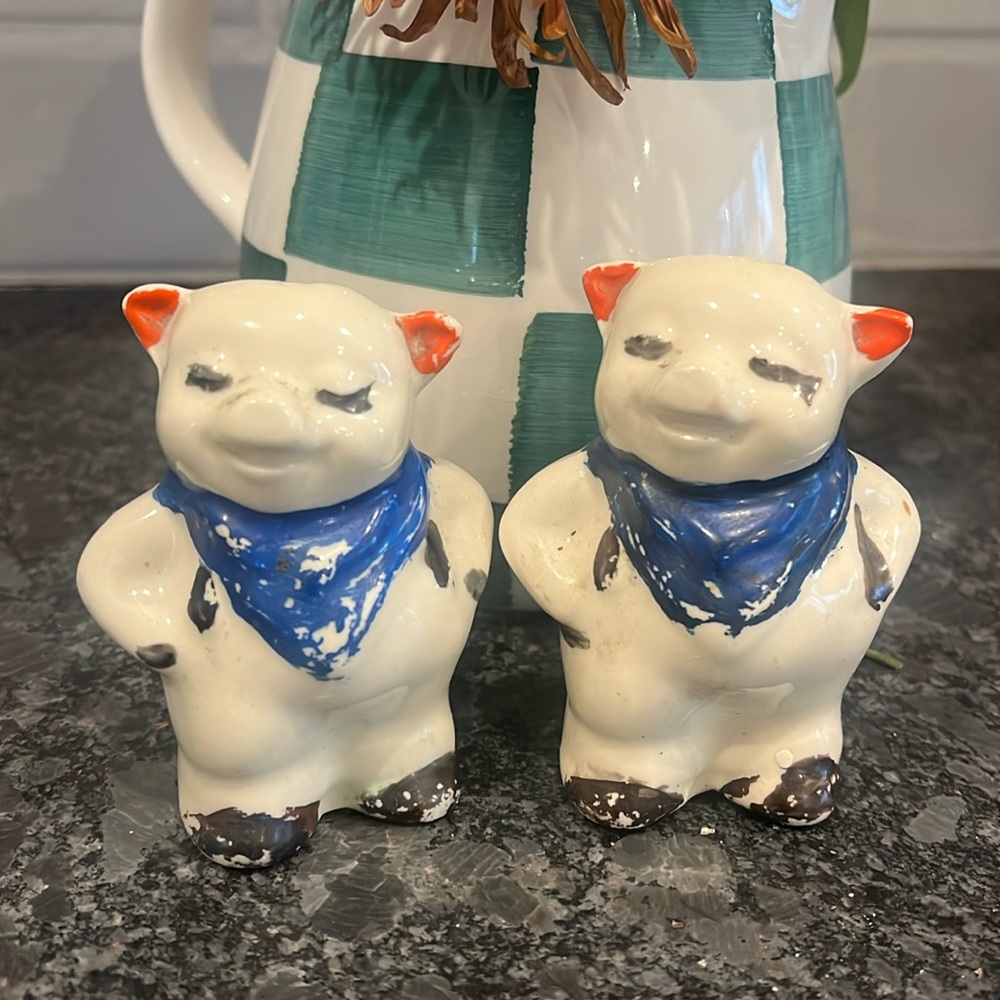 Vintage Shawnee Pottery Smiley Pig Salt&Pepper Shakers